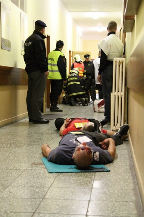 Na chodbách ležela těla studentů