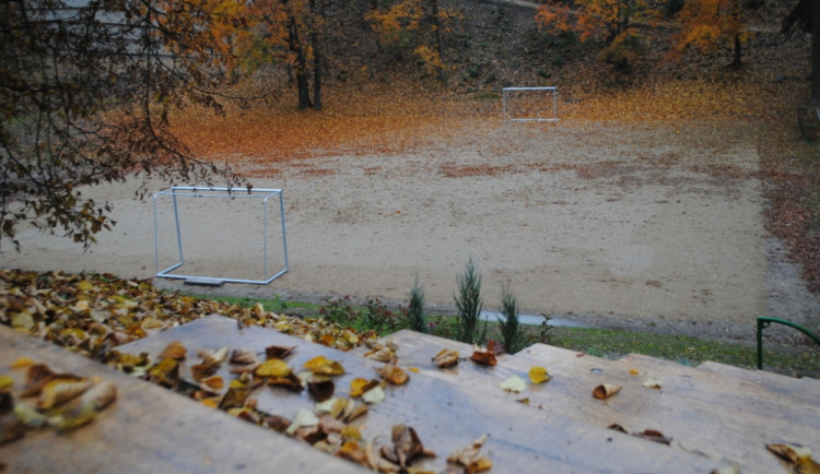 Obnovené hřiště. Přístup k němu je po několika cestách, či schodech