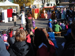 Dobová módní přehlídka přilákala davy