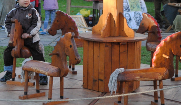 Krásný dřevěný kolotoč