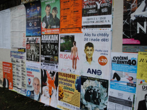 Plakátovací plochy jsou obsazeny politiky. Andrej Babiš je ve společnosti Rusalky