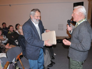 Miloslav Nevrlý s knihou, kterou musí nejprve naspat