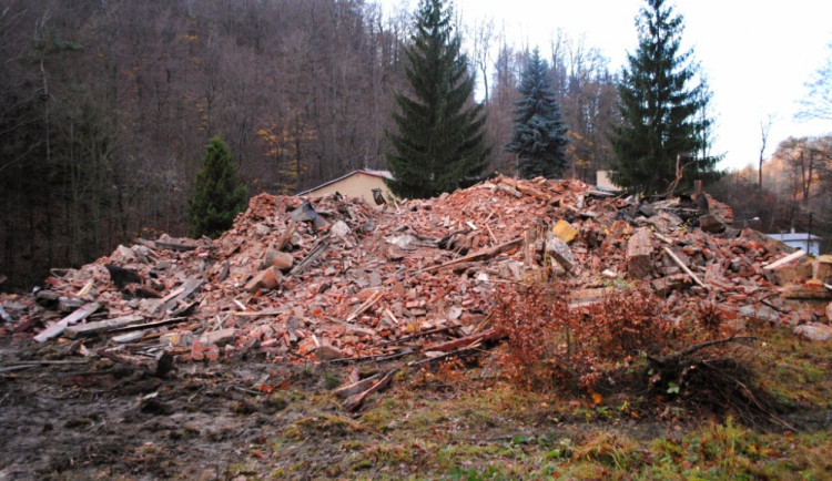 No, a takhle vypadá vila teď. Hromada suti.