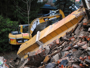 Bagr se postaral o konec ruiny