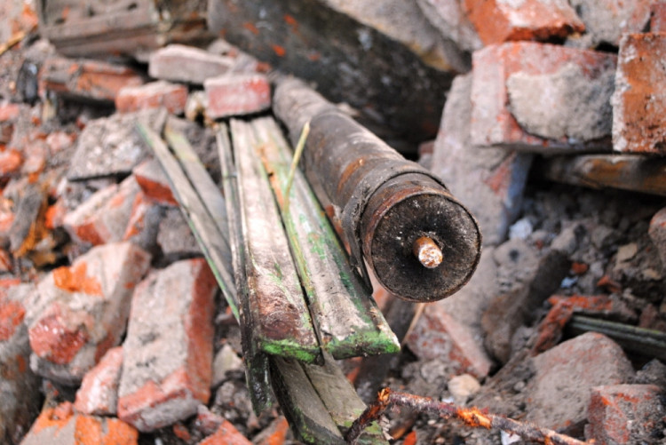 Detail zavěšení dřevěných žaluzií.