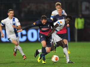 Isaac Sackey bojuje o míč