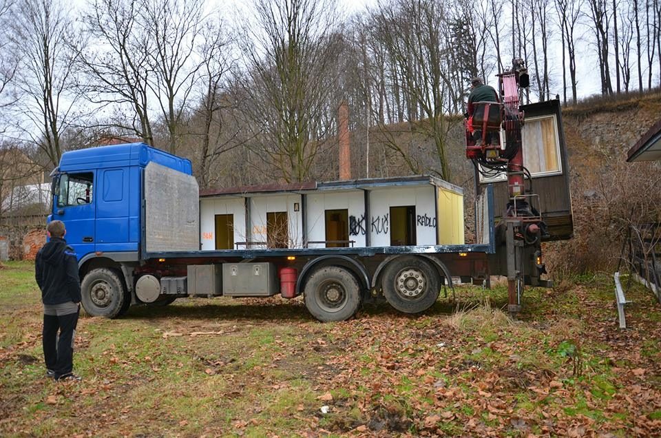 První zájemci si odvezli stavební buňky z Frýdlantu