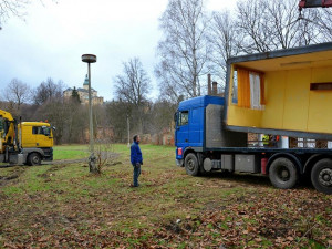 První zájemci si odvezli stavební buňky z Frýdlantu