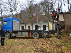 První zájemci si odvezli stavební buňky z Frýdlantu