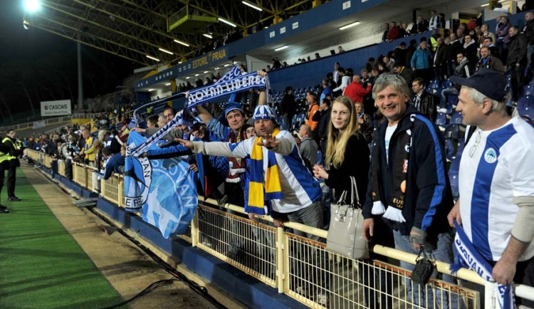 Početná skupina českých fanoušků