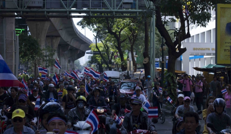 Thajci protestují proti současné vládě