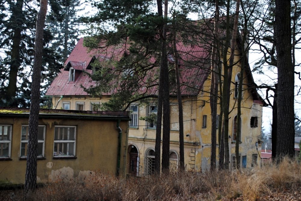 Zadní část domu s nádhernou, i když zanedbanou zahradou. Pamatuje lepší časy