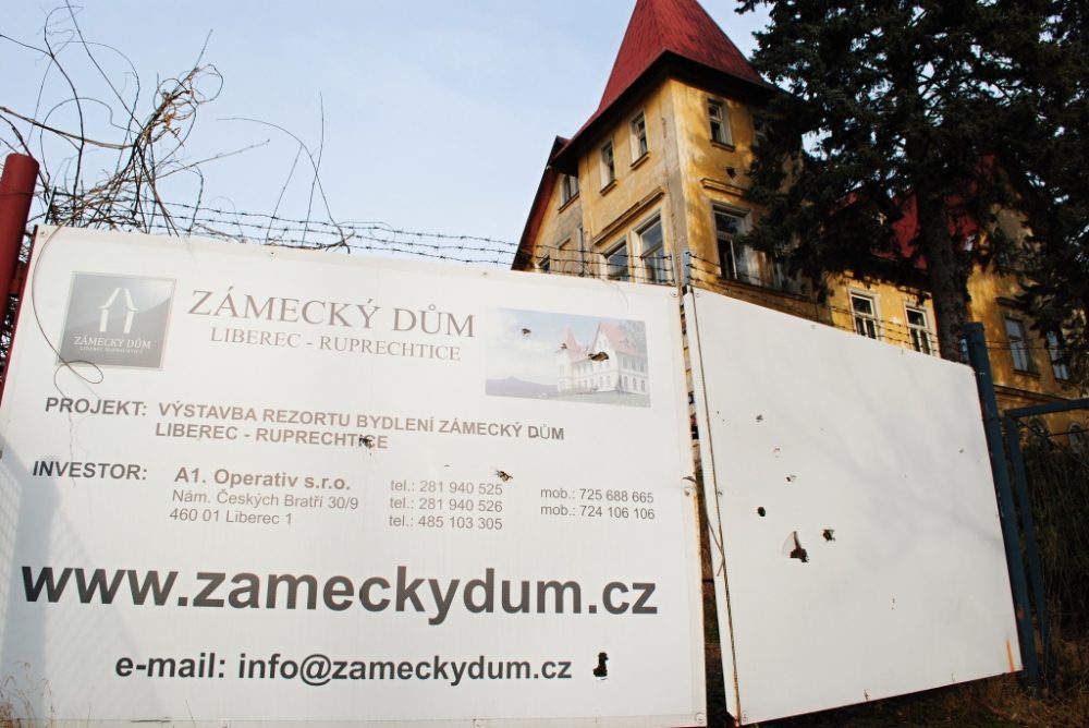 Vjezd do učiliště. Stále si zde můžete prohlédnout ceduli s projektem Zámecký vrch. Investor už ale neexistuje