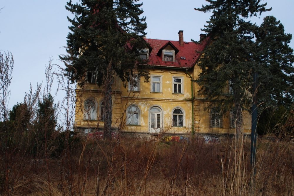 Vila od hřiště