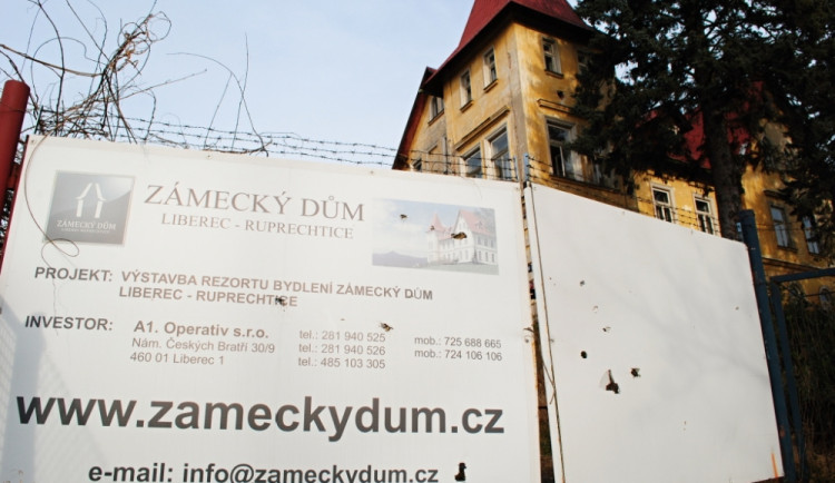Vjezd do učiliště. Stále si zde můžete prohlédnout ceduli s projektem Zámecký vrch. Investor už ale neexistuje