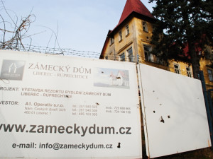 Vjezd do učiliště. Stále si zde můžete prohlédnout ceduli s projektem Zámecký vrch. Investor už ale neexistuje