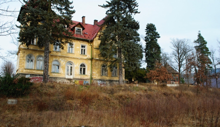 Celkový pohled na vilu od hřiště