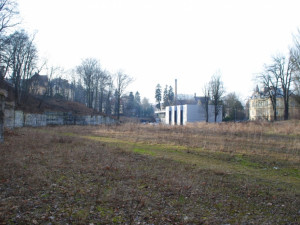 Tady by mělo vyrůst šest domů.