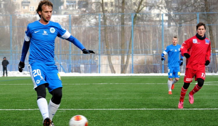 Marek Jarolím právě posílá gólovou přihrávku Douglasovi