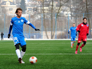 Marek Jarolím právě posílá gólovou přihrávku Douglasovi