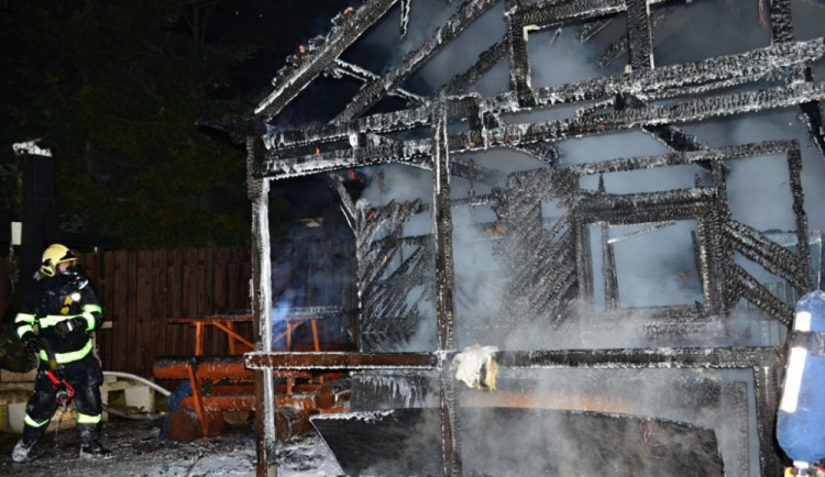 Rekreační chatku zničil oheň