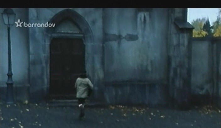 Ministrant Etienne přichází do kostela