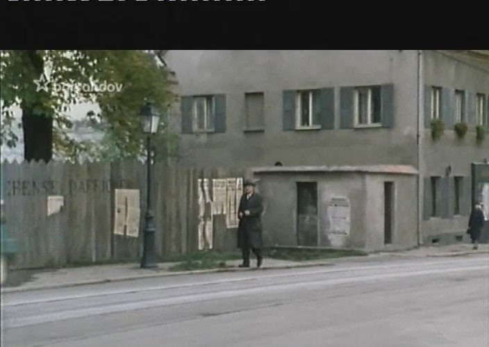 Maigret prochází kostelní ulicí
