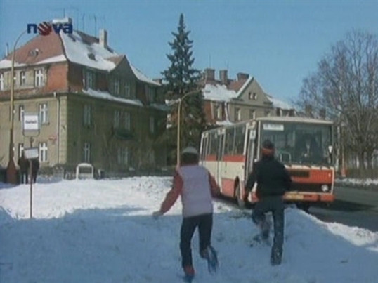 Jitka a Luboš utíkají na autobus, ve kterém už sedí Karfík