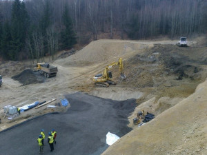 Oprava železniční trati u Křižan je v plném proudu