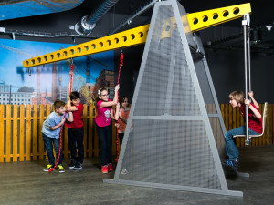 Vyzkoušejte se pohoupat na velké kladce v iQLANDII