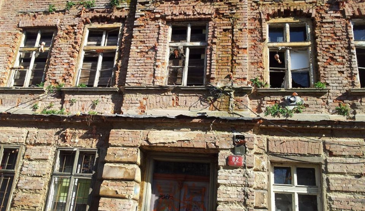 Na Papíráku připravují demolici vybydleného domu