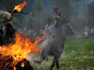 Rakušáci jdou! Pruská jízda zapaluje oheň, aby upozornila na příchod Rakušanů