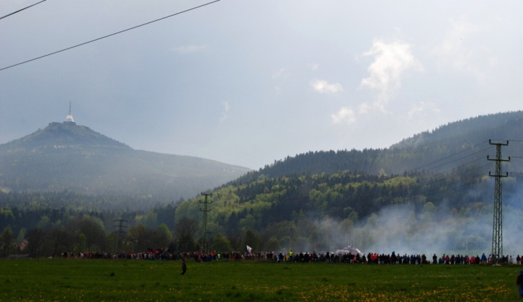 Kouř spáleného střelného prachu zahalil celé okolí