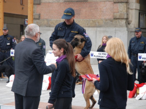 "Páníčku, já chci taky medaili na krk."