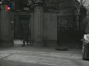 Major otřesen po výbuchu u jeho auta, které zasáhl Bruno svou miniaturní raketou V2, se potácí do vily, aby úspěšného střelce a geniálního matematika potrestal.