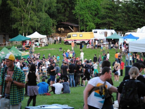 Navečer byl areál slušně zaplněn.