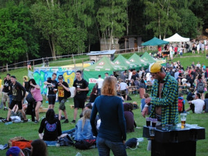 Navečer byl areál slušně zaplněn.