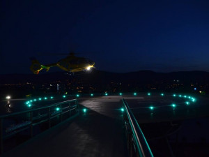 Zkouška nočního provozu Letecké záchranné služby na heliportu
