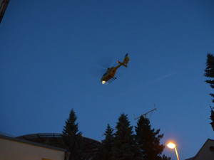 Zkouška nočního provozu Letecké záchranné služby na heliportu