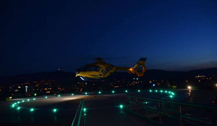 Zkouška nočního provozu Letecké záchranné služby na heliportu