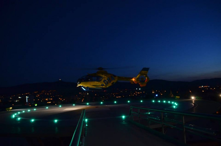 Zkouška nočního provozu Letecké záchranné služby na heliportu