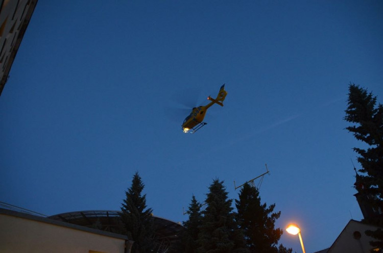 Zkouška nočního provozu Letecké záchranné služby na heliportu