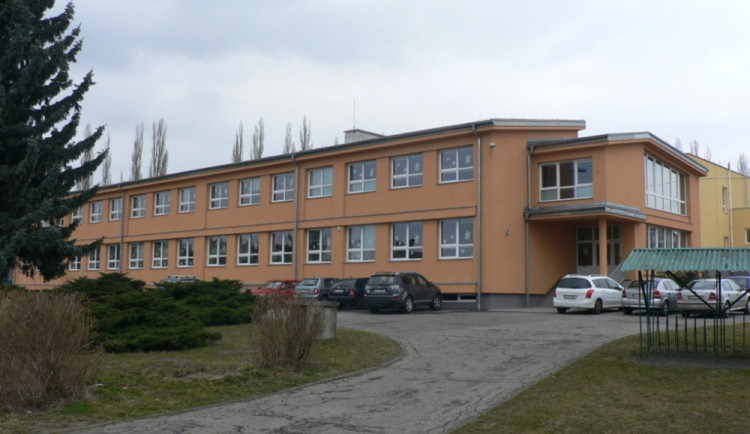 Snížení energetické náročnosti budovy ZŠ Jenišovice. Náklady stavby: 10 220 072,- Kč vč. DPH. Po téměř 50 letech provozu prvního z objektů Základní školy byla potřeba zásadní revitalizaci obvodového pláště budov. V rámci I. Etapy v 07-09/2013 proběhla vým