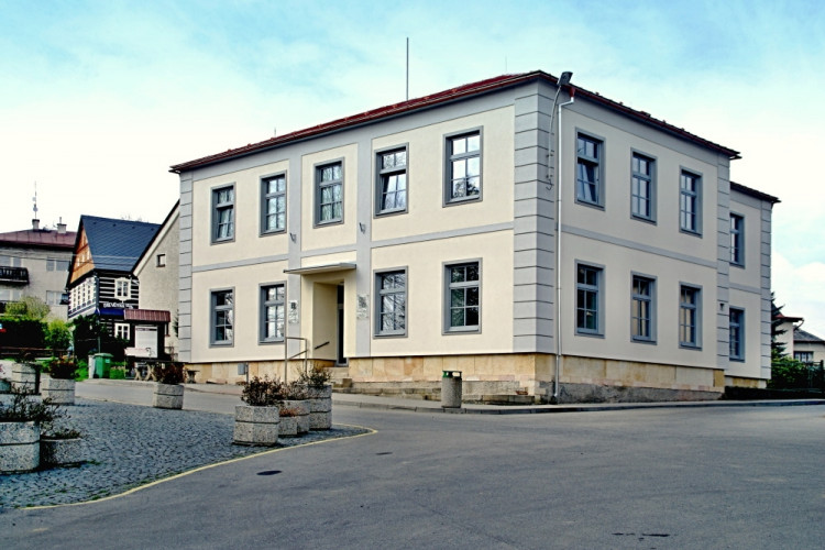 Základní škola Bozkov - zateplení budovy. Celkové náklady: 2,4 mil. Kč