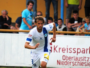 Marek Jarolím zahrává volný přímý kop