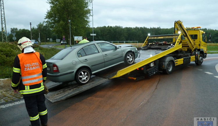 Zranění řidičky si vyžádala včerejší nehoda na okraji Hrádku nad Nisou. Foto: Hasiči Hrádek nad Nisou