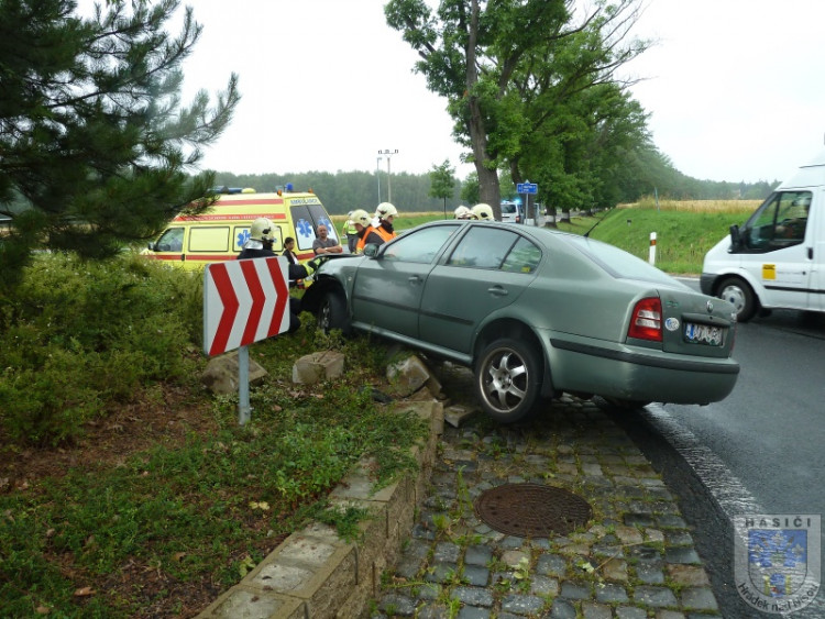Zranění řidičky si vyžádala včerejší nehoda na okraji Hrádku nad Nisou. Foto: Hasiči Hrádek nad Nisou