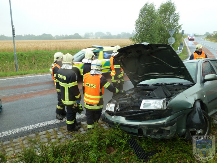 Zranění řidičky si vyžádala včerejší nehoda na okraji Hrádku nad Nisou. Foto: Hasiči Hrádek nad Nisou