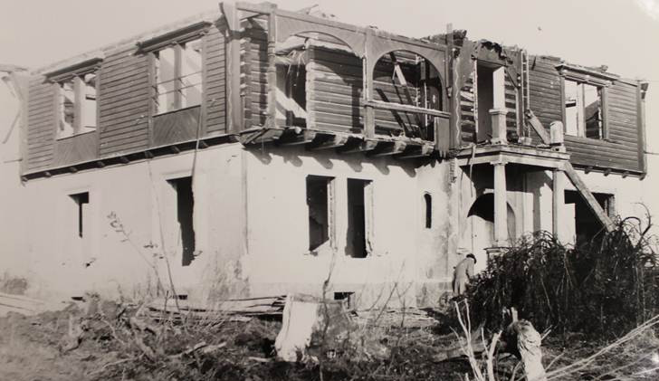 Vila při demolici na konci šedesátých let. Foto: ostasov.eu