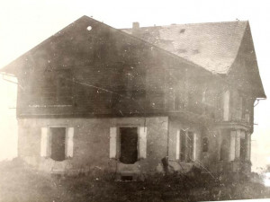 Vila při demolici na konci šedesátých let. Foto: ostasov.eu